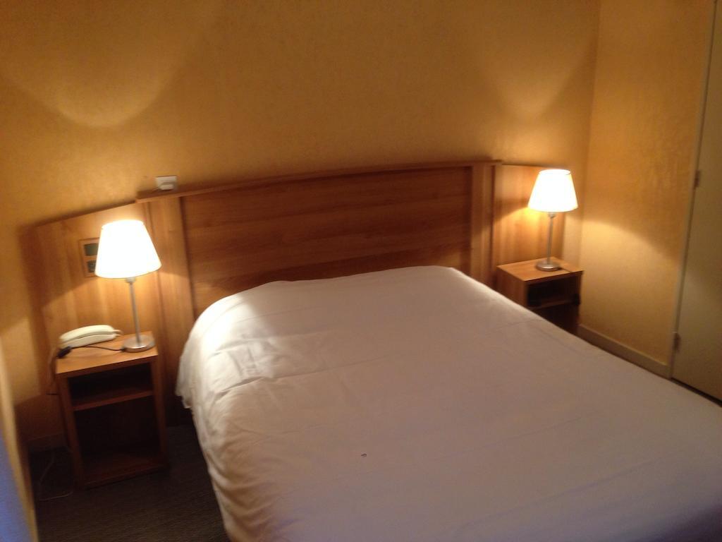 Hotel De L'Abbaye Sauxillanges Quarto foto